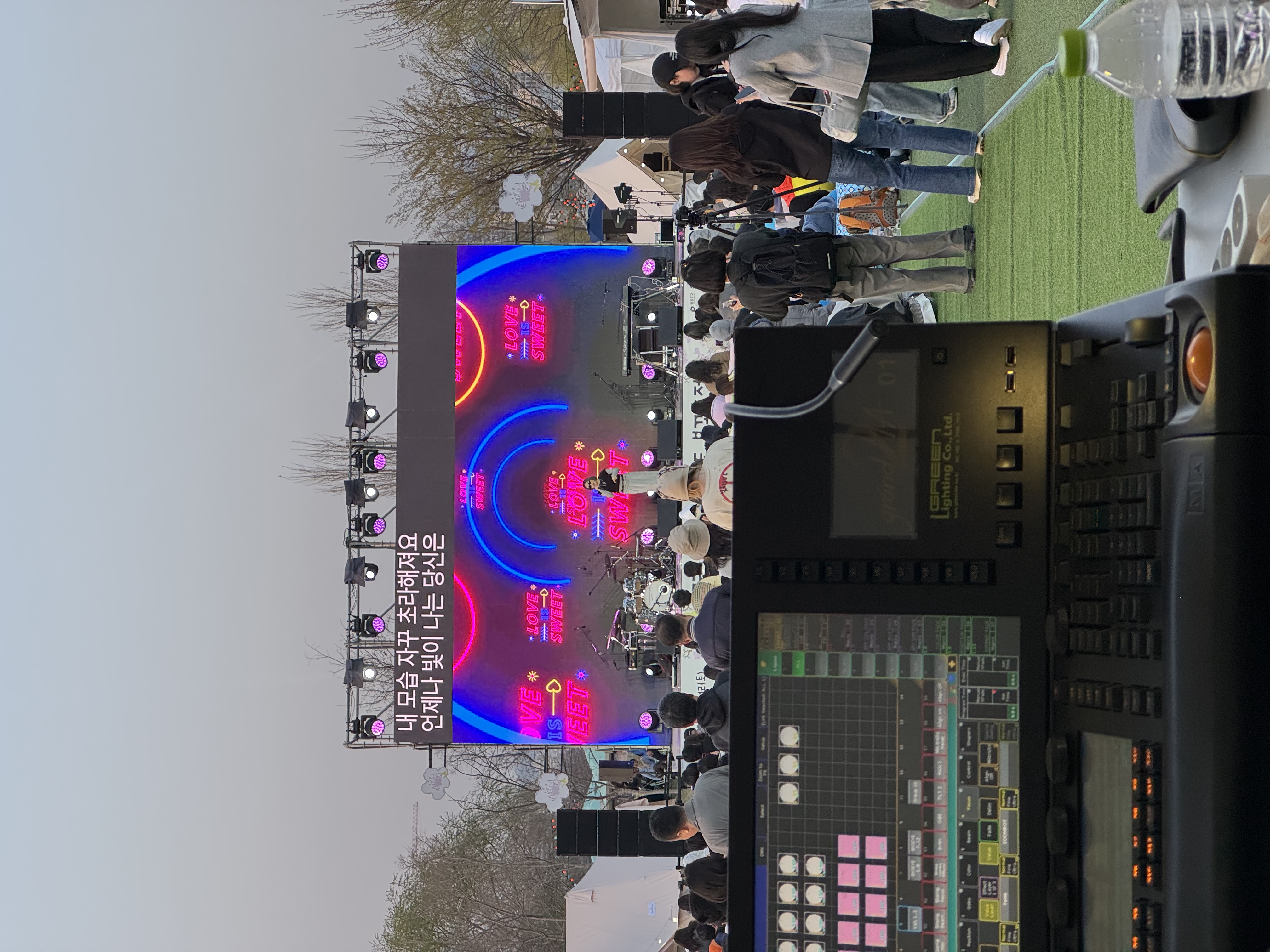 야외 페스티벌 실시간 자막